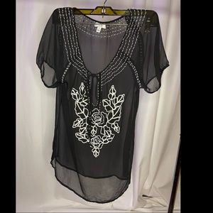 Cache embroidered top